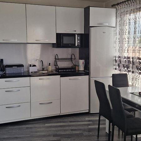 Black And White Apartment Карлово Экстерьер фото