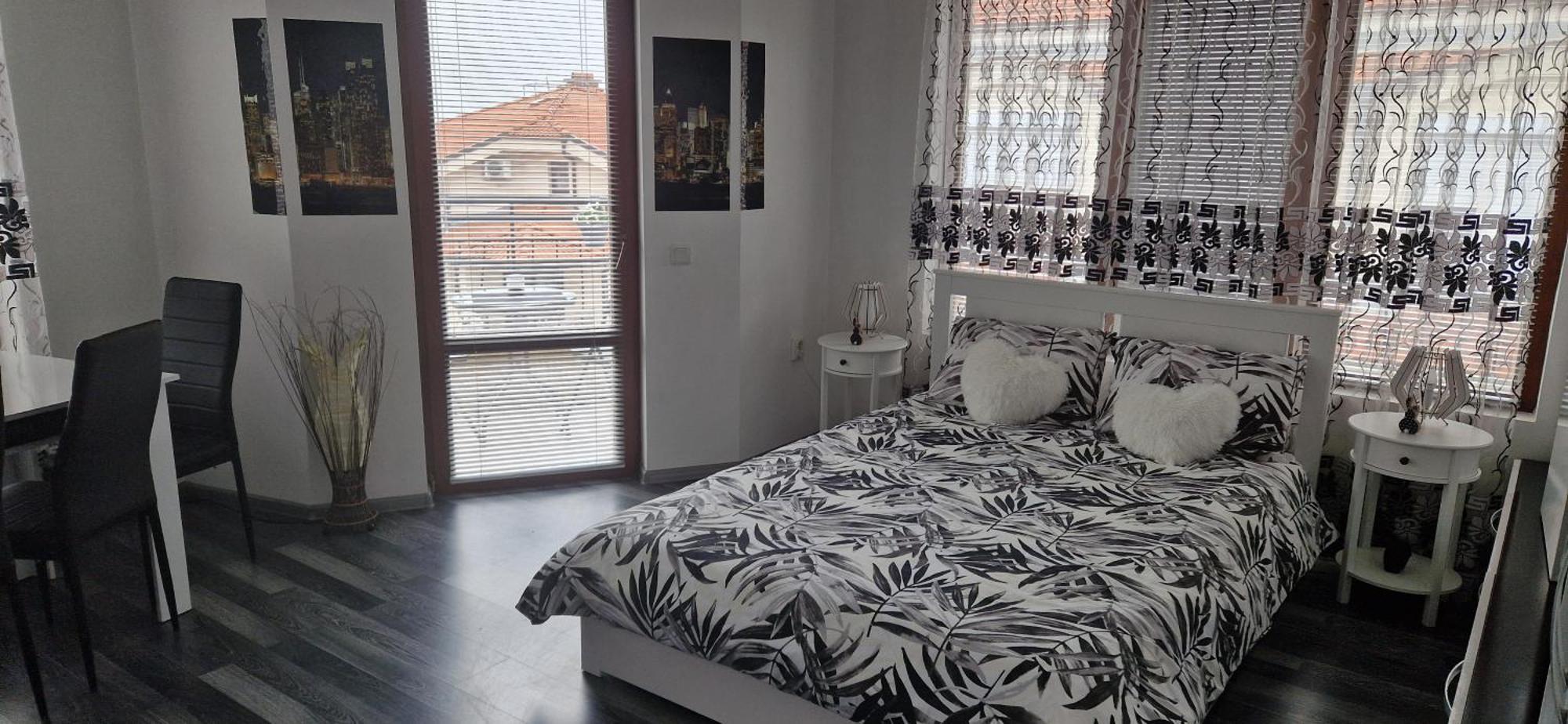 Black And White Apartment Карлово Экстерьер фото
