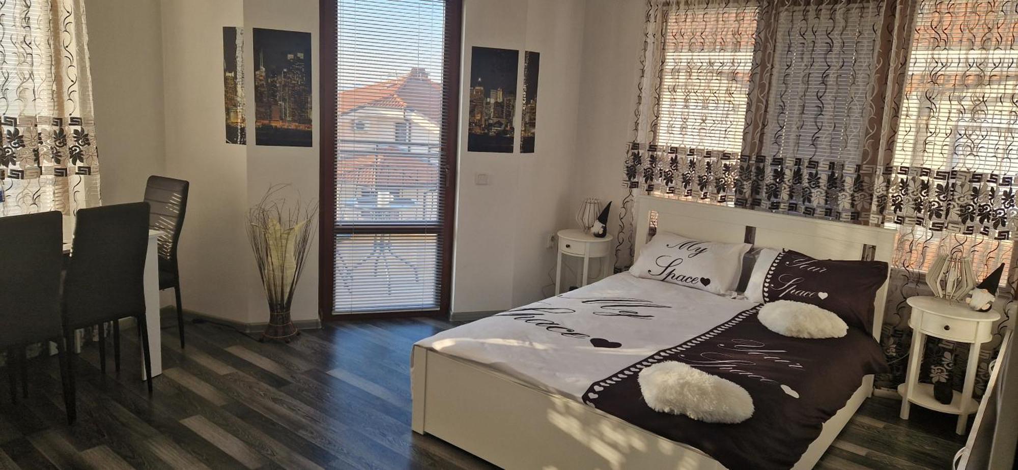 Black And White Apartment Карлово Экстерьер фото