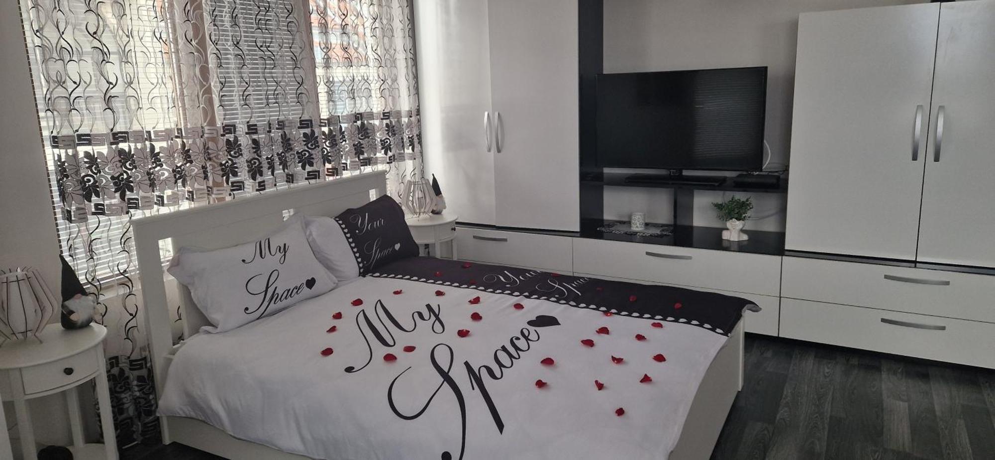 Black And White Apartment Карлово Экстерьер фото