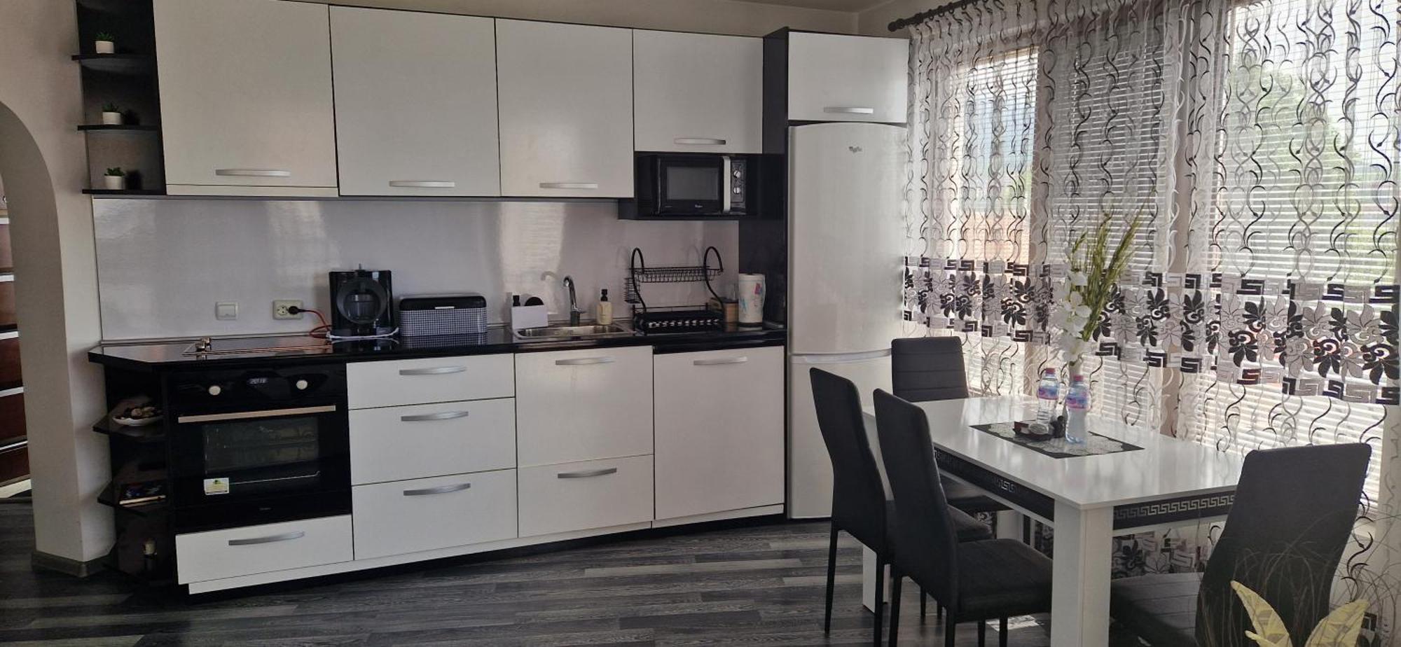 Black And White Apartment Карлово Экстерьер фото