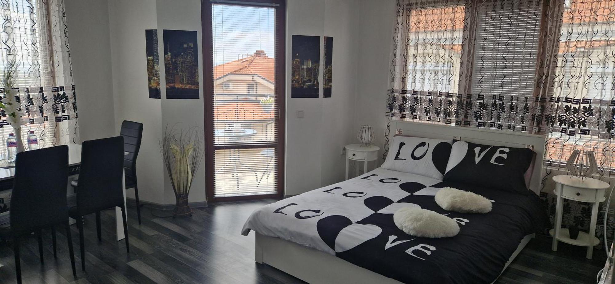 Black And White Apartment Карлово Экстерьер фото